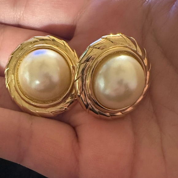 CHANEL VIBES! Sarah cov vtg pearl clip on earrings - Picture 2 of 8